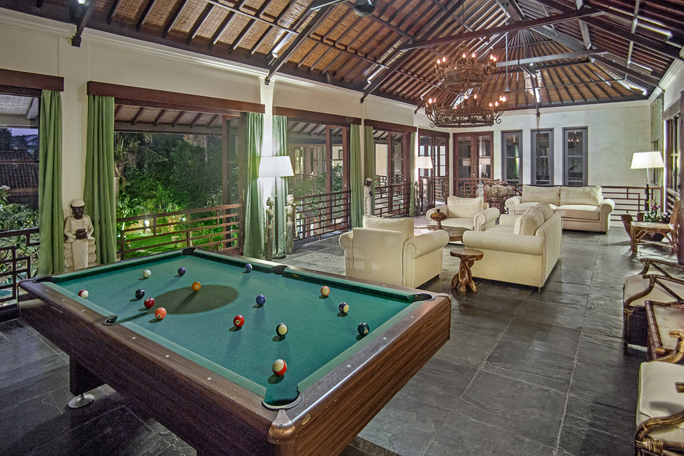 Avalon I - Pool table